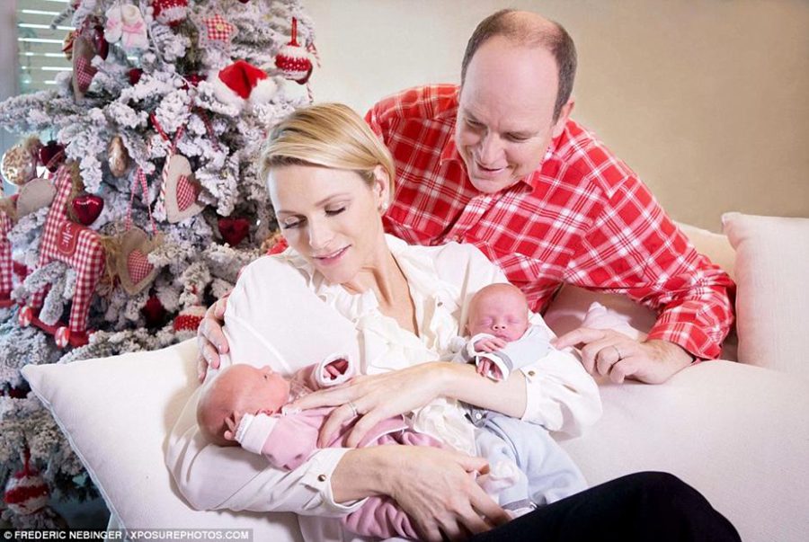 Принцесса Монако с двойней (мальчиком и девочкой) сделала рождественские семейные фото