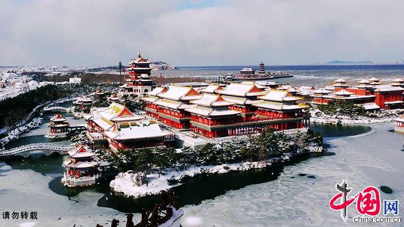 Красивые пейзажи в туристической зоне Саньсяньшань провинции Шаньдун после снегопада