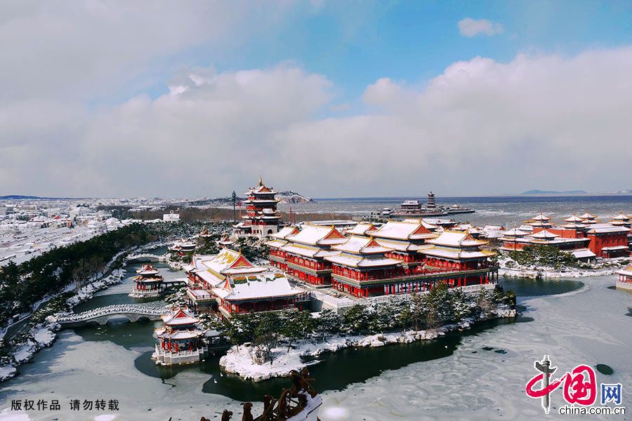 Красивые пейзажи в туристической зоне Саньсяньшань провинции Шаньдун после снегопада