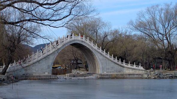 В продолжение императорской традиции развлечений на льду времен династии Цин, в парке Ихэюань впервые за последние 20 лет будет открыт каток