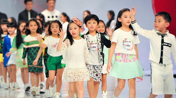 Маленькие модели продемонстрировали модные тенденции в детской одежде