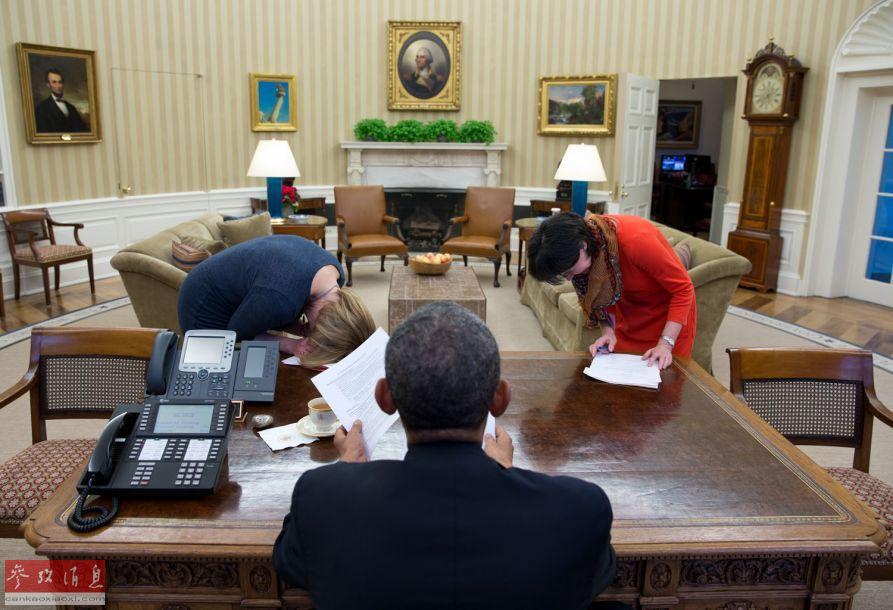 Фото года от Белого дома: Обама, убивающий муху