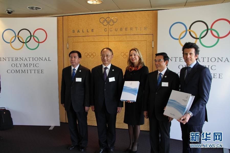 В первой половине 6 января, делегация Комитета по выдвижению кандидатуры Пекина на проведение Зимней Олимпиады-2022 вошла в штаб-квартиру МОК в швейцарской Лозанне и своевременно подала «Доклад о заявке».