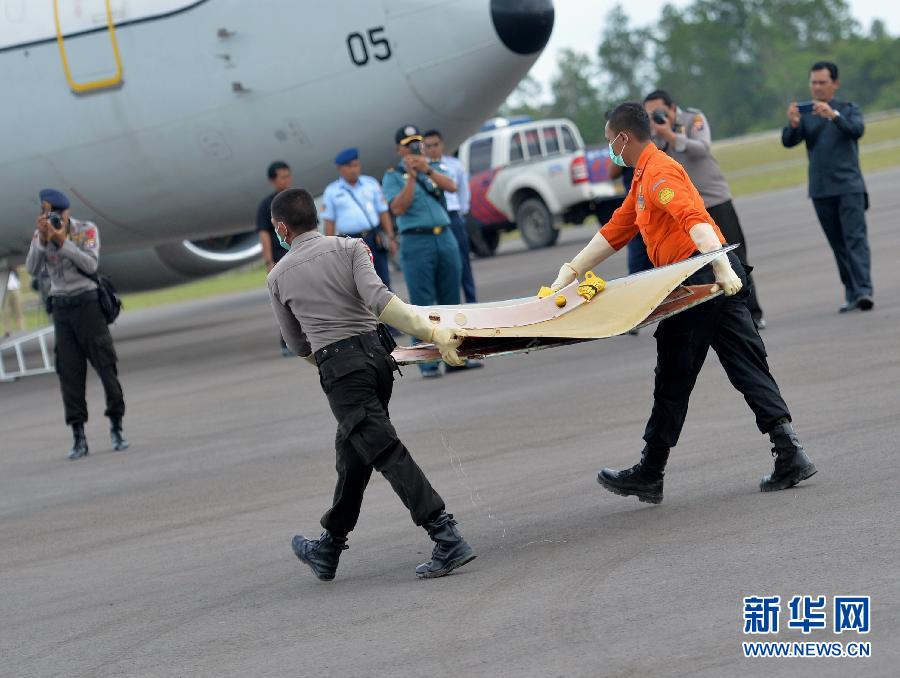 Индонезийские спасатели обнаружили сигнал 'черных ящиков' рухнувшего самолета малайзийской компании 'Эйр Эйша'