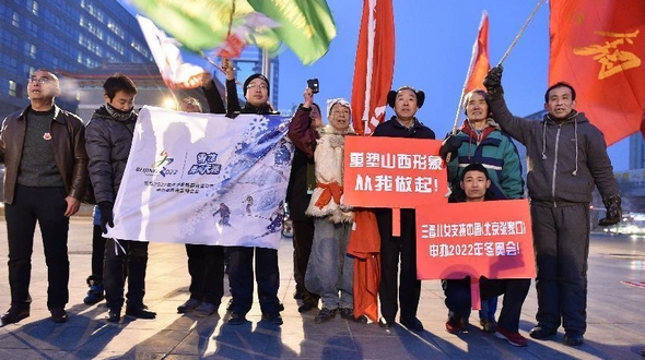 66-летний старик пешком отправился в Пекин, чтобы поддержать город в процессе подачи заявки на проведение Зимних Олимпийских игр 2022 года