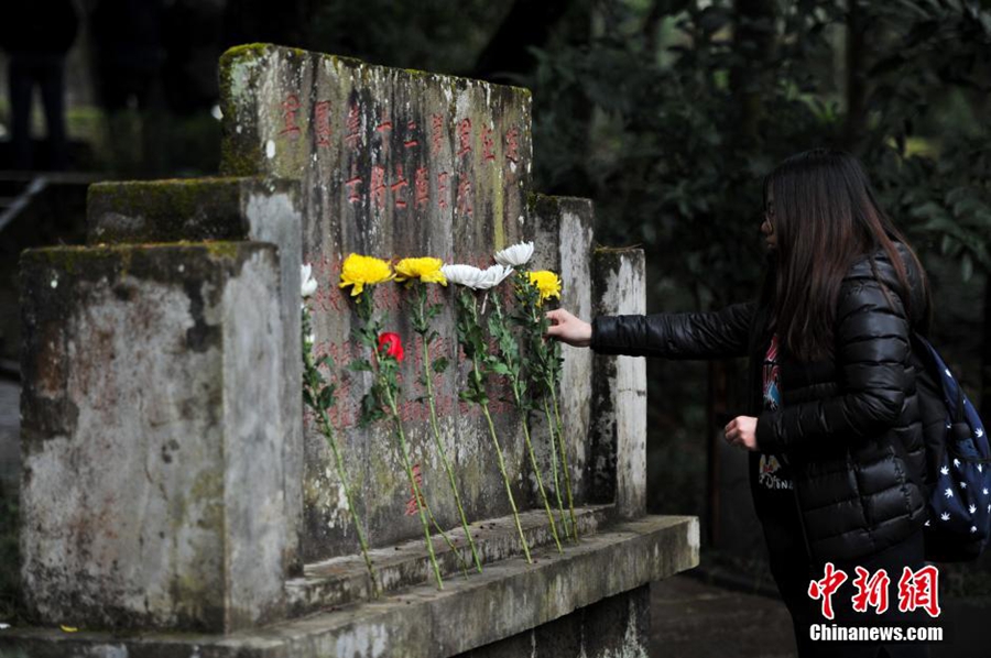 70-я годовщина победы в Войне сопротивления китайского народа японским захватчикам: туристы пришли поклониться могилам героев в Тэнчуне, пров. Юньнань