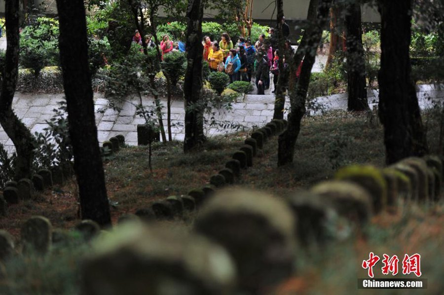 70-я годовщина победы в Войне сопротивления китайского народа японским захватчикам: туристы пришли поклониться могилам героев в Тэнчуне, пров. Юньнань