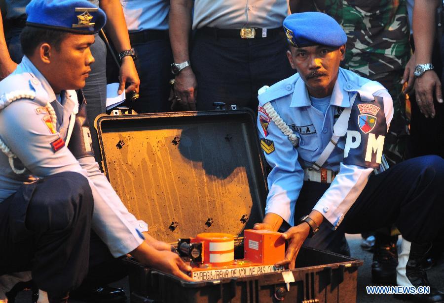 В Индонезии из воды поднят второй 'черный ящик' потерпевшего крушение самолета компании 'Эйр Эйша'