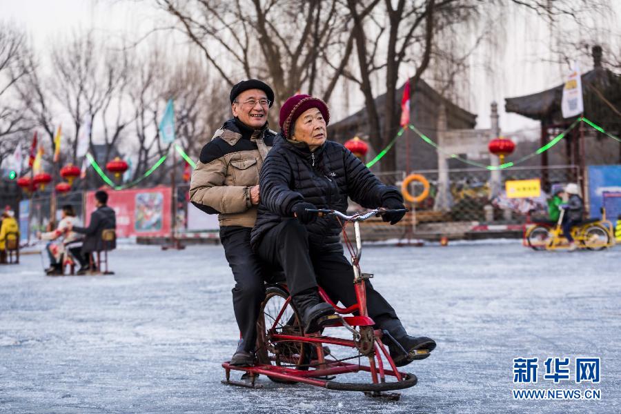 Радостные туристы на катке озера Хоухай в Пекине