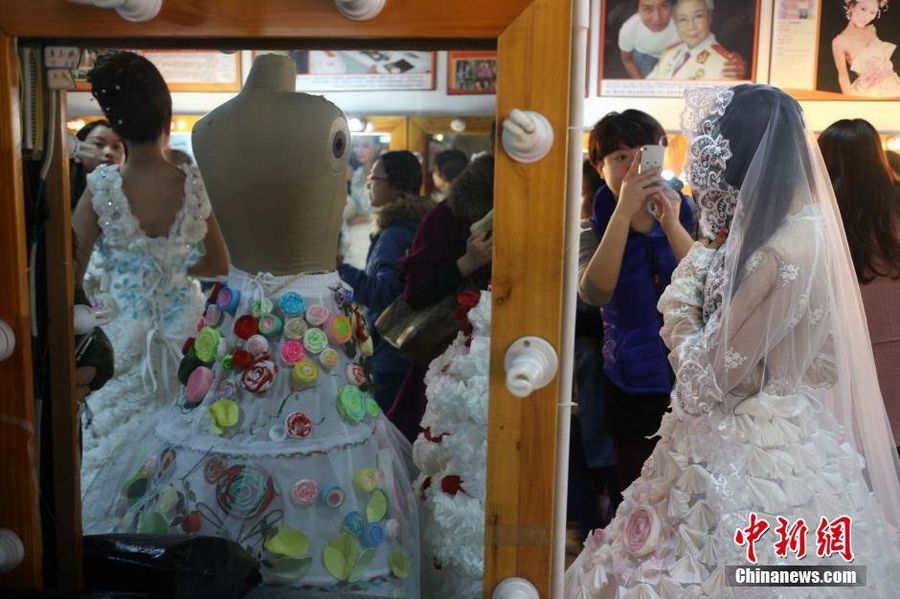 Студенты г. Чэнду изготовили свадебные платья из макулатуры, с целью пропаганды охраны окружающей среды