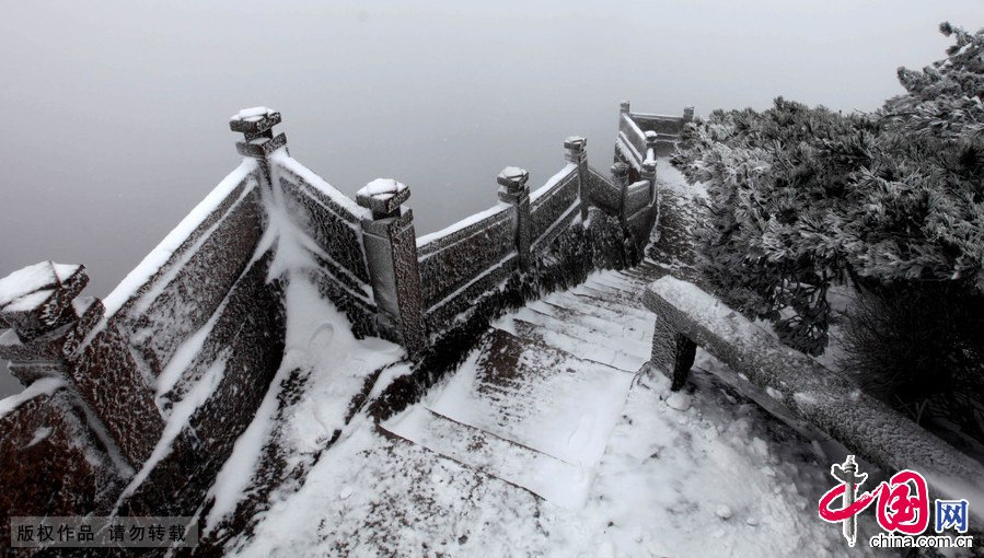 В достопримечательности Хуаншань выпал первый сильный снег 2015 года