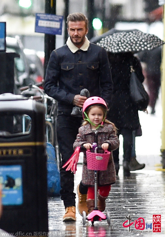 Фото: Известный футболист Дэвид Бекхем на прогулке со своей дочерью