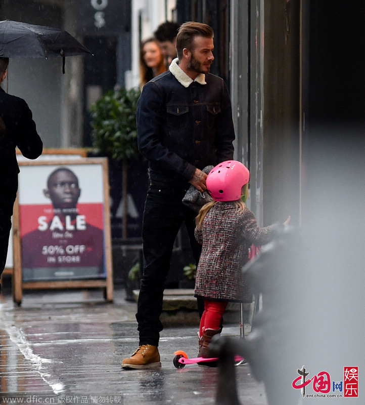 Фото: Известный футболист Дэвид Бекхем на прогулке со своей дочерью