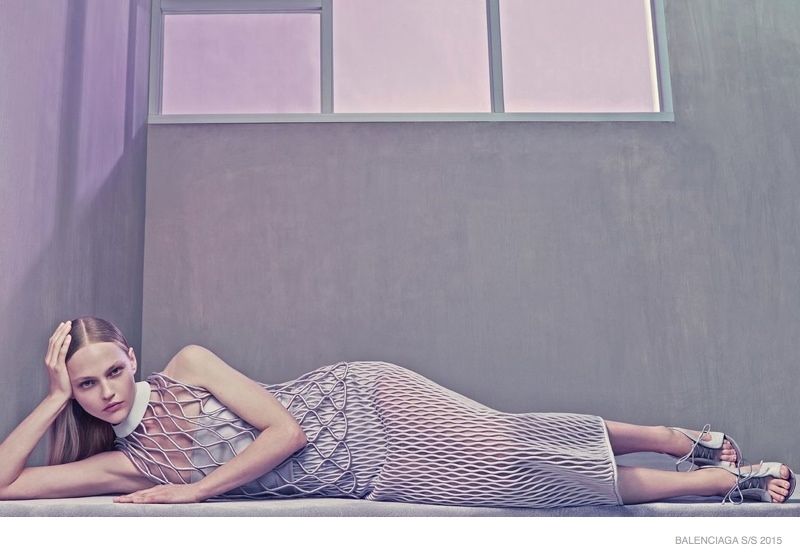 Супермодель Саша Пивоварова в рекламе одежды от бренда Balenciaga сезона весна-лето 2015