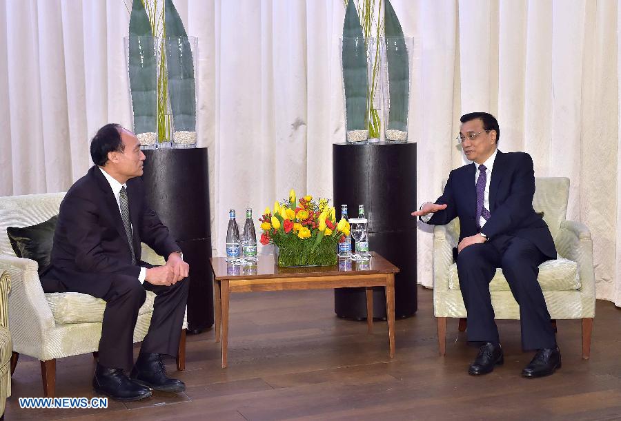 Ли Кэцян провел встречу с генеральным секретарем Международного союза электросвязи Чжао Хоулинем