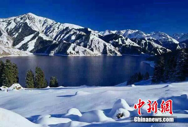 Красивые зимние пейзажи озера Тяньчи в СУАР