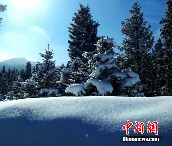 Красивые зимние пейзажи озера Тяньчи в СУАР