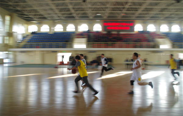 Кадры из провинции Хэнань, отправленные в Синьцзян в рамках обменов, провели соревнование по баскетболу