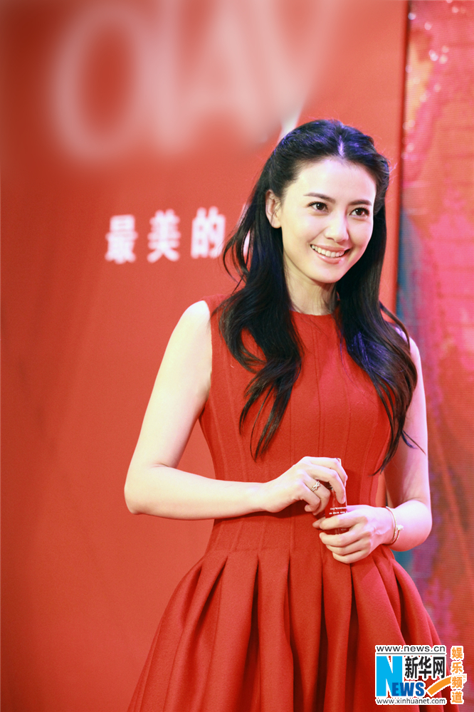 Прекрасная Гао Юньюнаь в красном платье 