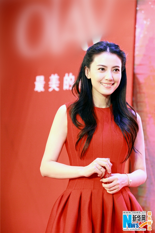 Прекрасная Гао Юньюнаь в красном платье 