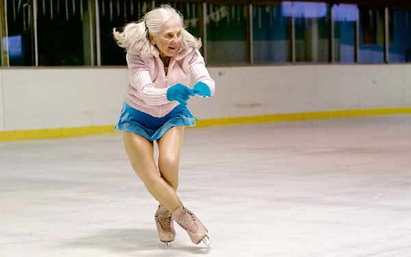 86-летняя Ивонн Доулен всю жизнь катается на коньках. В возрасте 80 лет она попала в аварию, получив серьезное сотрясение мозга. 