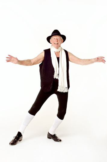 92-летний Джон Лоу больше всего любит балет, а что воодушевляет еще больше, так это возраст, в котором он начал им заниматься – 80 лет. По словам старика, он всю жизнь мечтал танцевать.