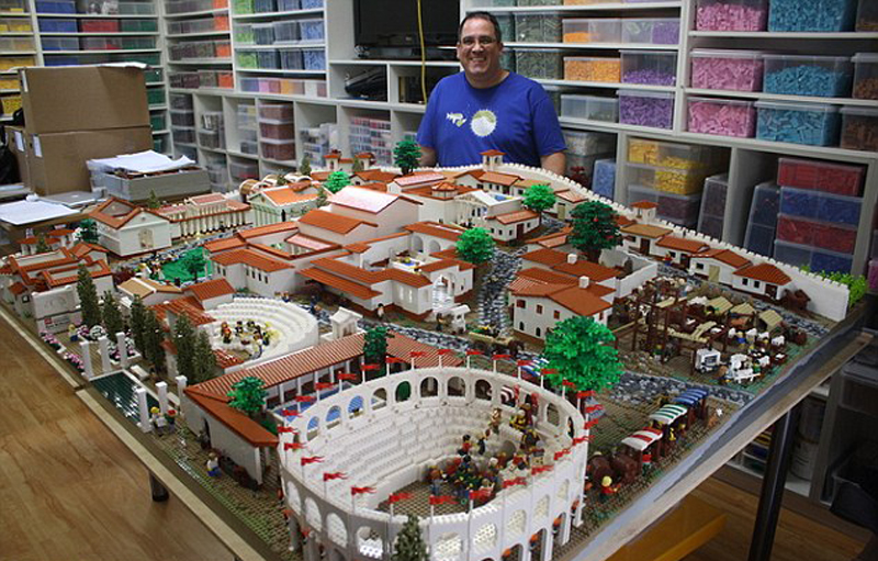 На днях сертифицированный специалист LEGO Райан Макнот сложил из 190 тысяч кубиков конструктора модель древнеримского города Помпеи, потратив на это более 470 часов.