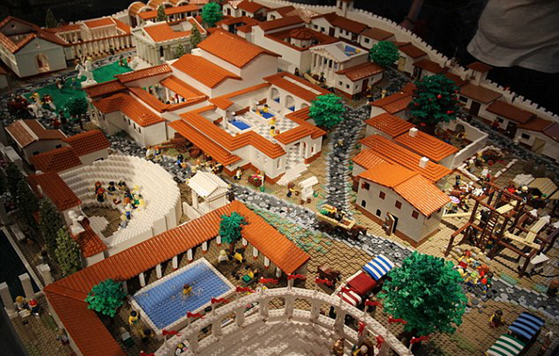 На днях сертифицированный специалист LEGO Райан Макнот сложил из 190 тысяч кубиков конструктора модель древнеримского города Помпеи, потратив на это более 470 часов.