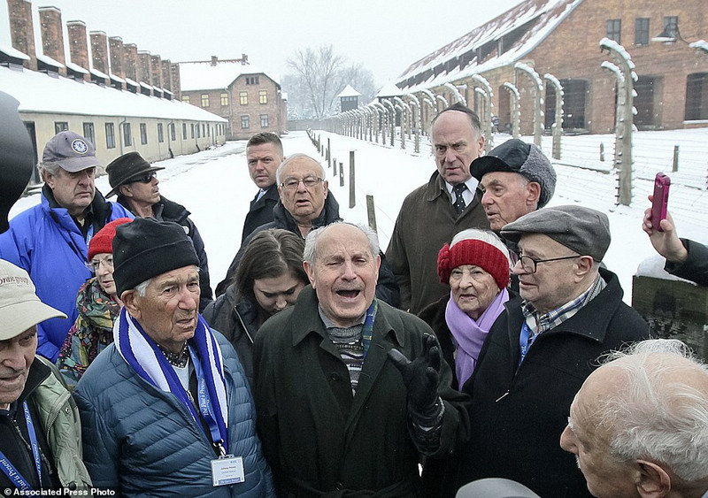 Выжившие посещают нацистский концентрационный лагерь