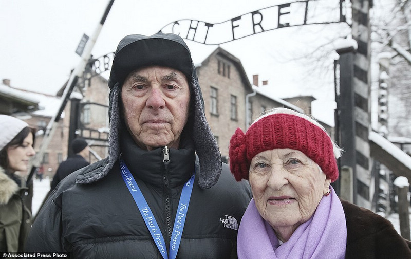 Выжившие посещают нацистский концентрационный лагерь