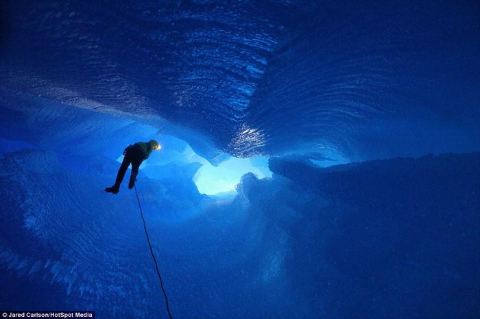 Американские исследователи спустились в темно-голубые ледники