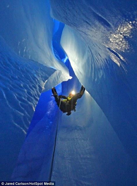 Американские исследователи спустились в темно-голубые ледники