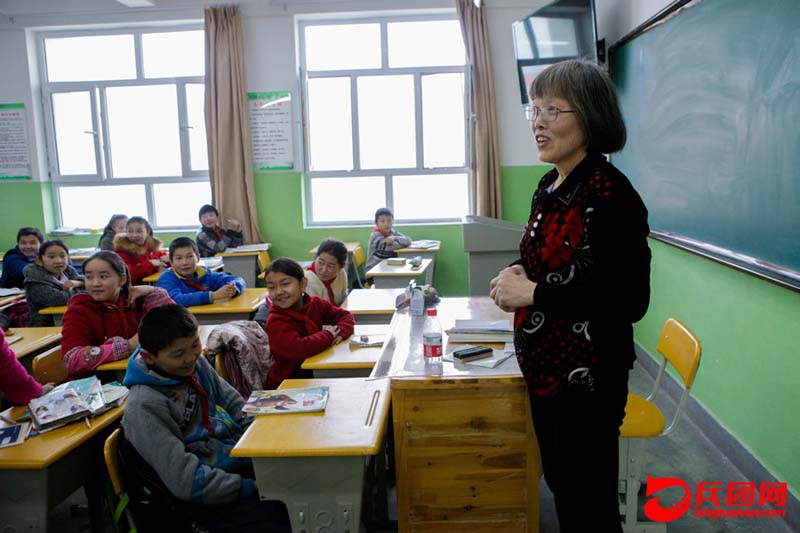 История седовласой учительницы Се, которая работала в СУАР в сфере оказания помощи