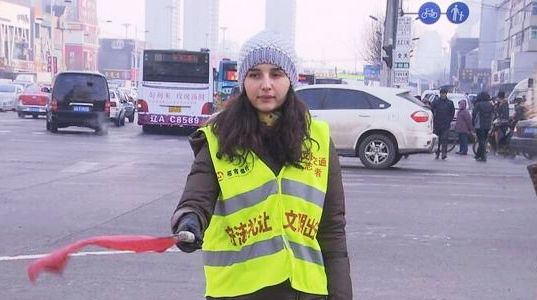 Русская девушка с беглым китайским работает регулировщиком на улицах Шэньяна