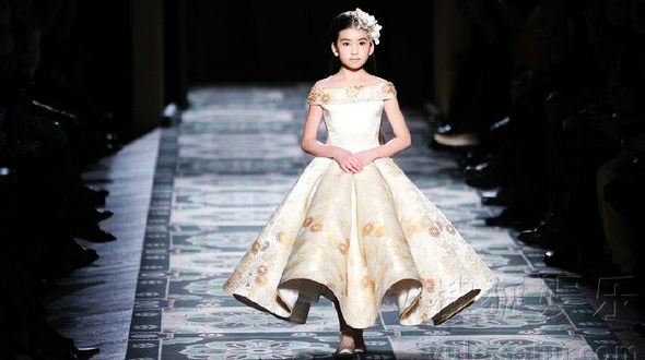 Китайская 9-летняя модель на Неделе высокой моды в Париже
