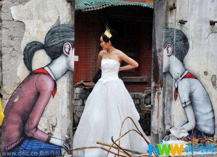 Местом для снятия свадебных снимок стали снесшие сооружения с граффити в Шанхае
