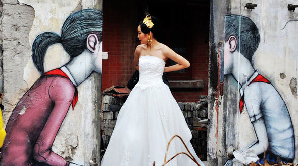 Местом для снятия свадебных снимок стали снесшие сооружения с граффити в Шанхае