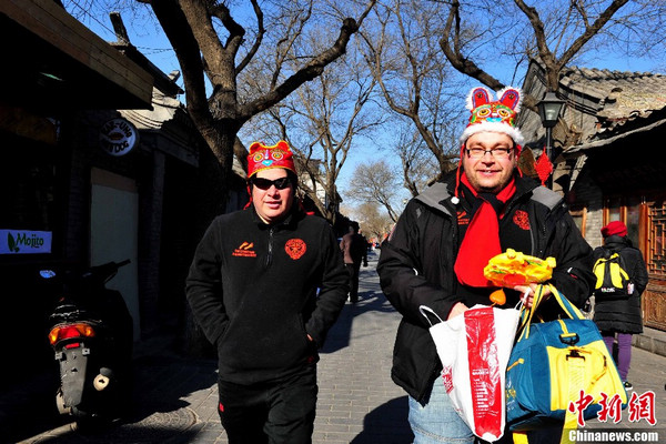 Китайский новый год становится модным во всем мире, иностранцы празднуют китайский новый год своими креативными способами