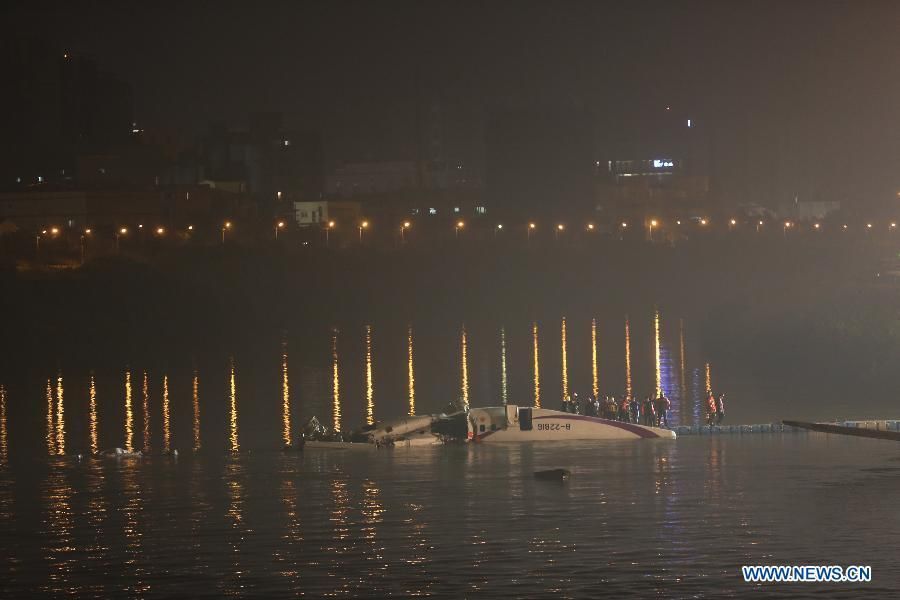 Количество жертв авиакатастрофы на Тайване возросло до 25 человек, среди погибших -- 6 человек из континентальной части Китая