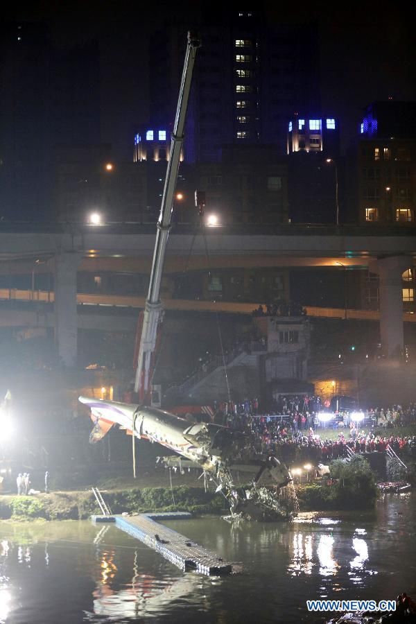 Количество жертв авиакатастрофы на Тайване возросло до 25 человек, среди погибших -- 6 человек из континентальной части Китая