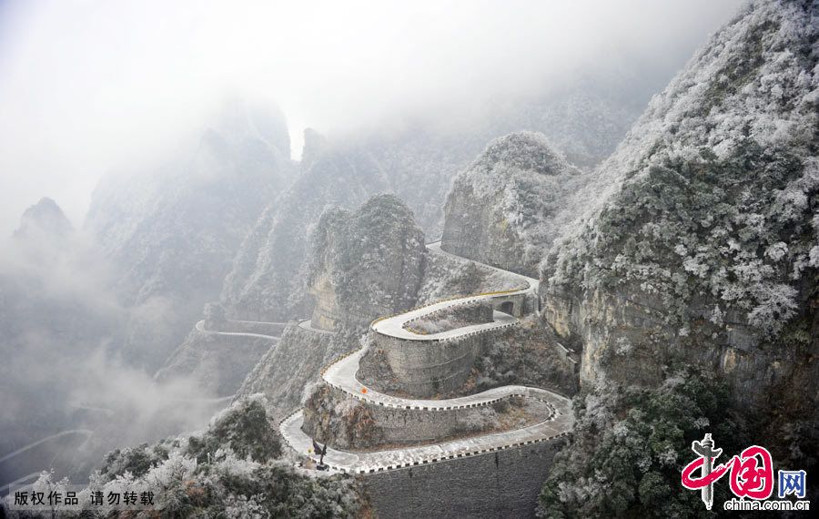 Величественные горы Тяньмэньшань, покрытые инеем