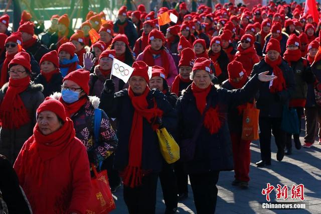 Красный цвет украшает зимние дни! 6000 жителей столицы совершили пеший ход для поддержки заявки Пекина на проведение Зимней Олимпиады 2022