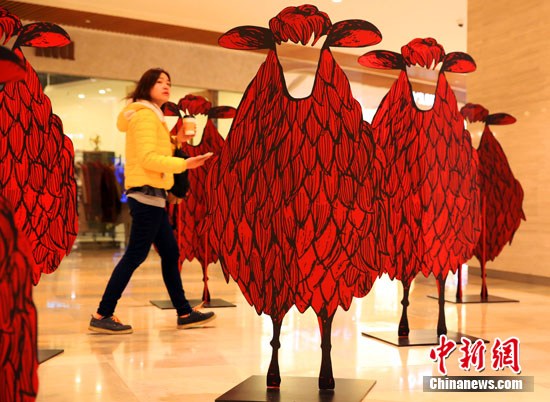 «Стадо» оригинальных красных овечек создает новогоднюю атмосферу