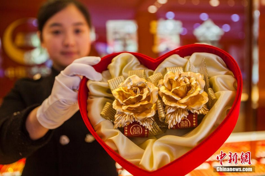 В ювелирном магазине г. Ляньюньган ко Дню всех влюбленных начали продавать «золотые розы»