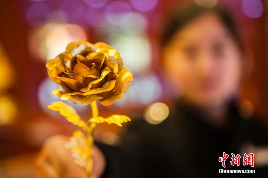 В ювелирном магазине г. Ляньюньган ко Дню всех влюбленных начали продавать «золотые розы»