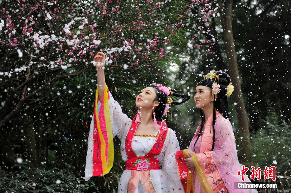 Сычуанские девушки любуются цветами в древнекитайских нарядах