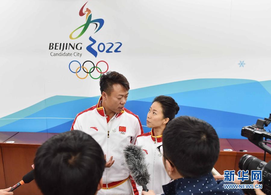 На фото: 10 февраля, послы заявки Пекина на проведение Зимней Олимпиады 2022 Шэнь Сюе (справа) и Чжао Хунбо дают интервью журналистам.