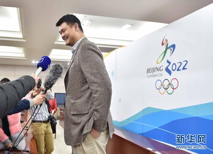 На фото: 10 февраля, посол заявки Пекина на проведение Зимней Олимпиады 2022 Яо Мин дает интервью журналистам.