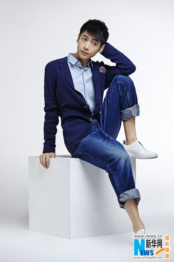 Актер Ло Юньси с чарующей улыбкой 