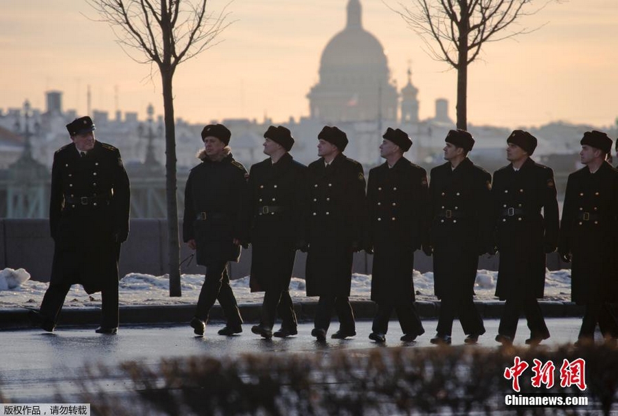 На фото: 11 февраля по местному времени, в Санкт-Петербурге российские военные проводят репетицию ко Дню победы. В этом году 9 мая будет отмечаться 70-я годовщина победы в Великой Отечественной войне.